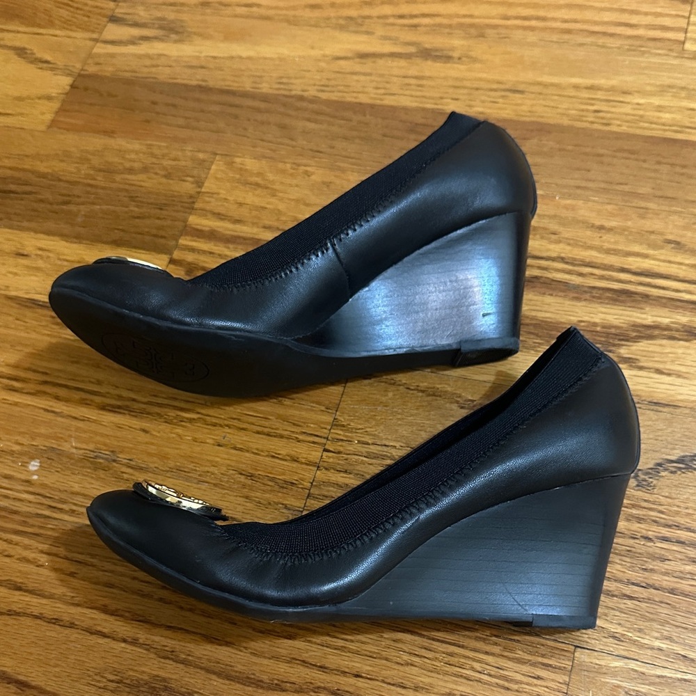 🛍️SALE🛍️ Tory Burch Black Leather Heels with Gold Logo - Picture 2 of 8